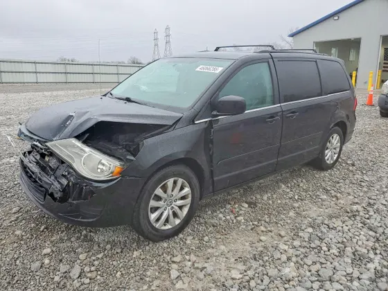 2014 Volkswagen Routan SE w/RSE & Navigation
