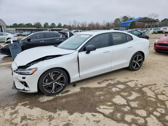 2024 Volvo S60 Plus Dark Theme