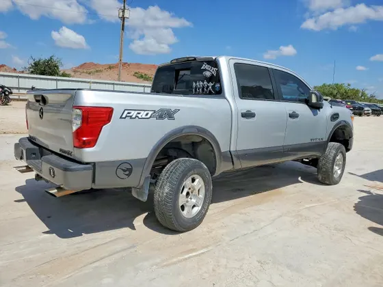 2017 Nissan Titan SV