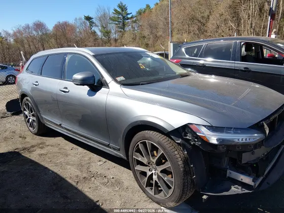 2019 Volvo V90 Cross Country T6
