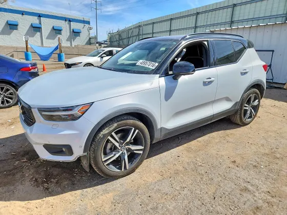 2022 Volvo XC40 R-Design