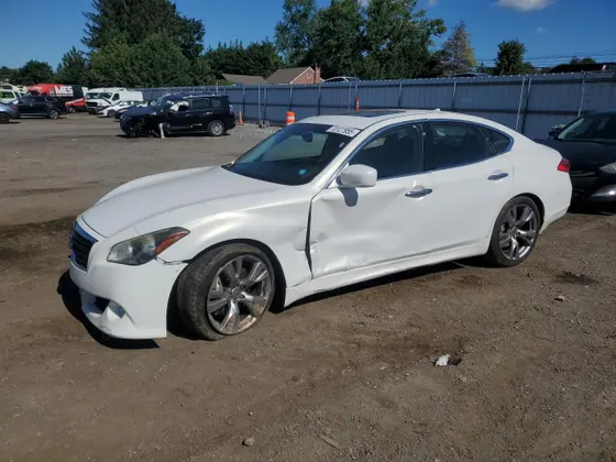 2011 INFINITI M56